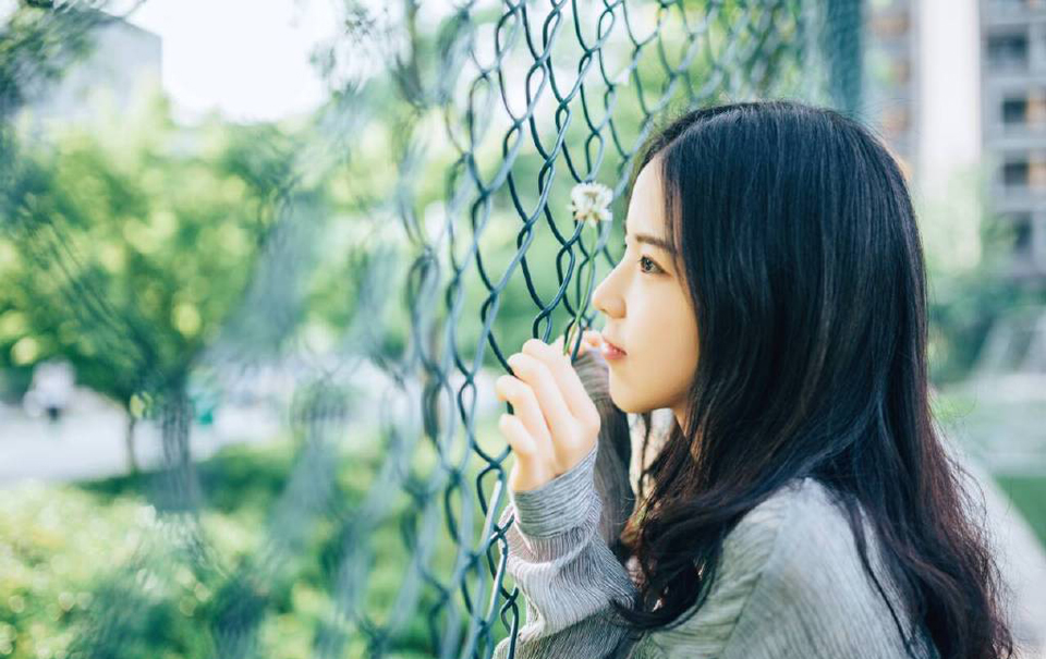 男人天生多情，只是他会对某一个人长情。女人天生专情，但她会对某一个人绝情。男人和一个喜欢的人在一起的时候，心里还有一个或多个她。因为他多情[lizhigushicom]。女人和一个喜欢的人在一起她所想的就是他。即使有更好的男人出现她也不会放弃。因为她的专情。而当她决定放弃一切都没有余地了。因为她绝情!